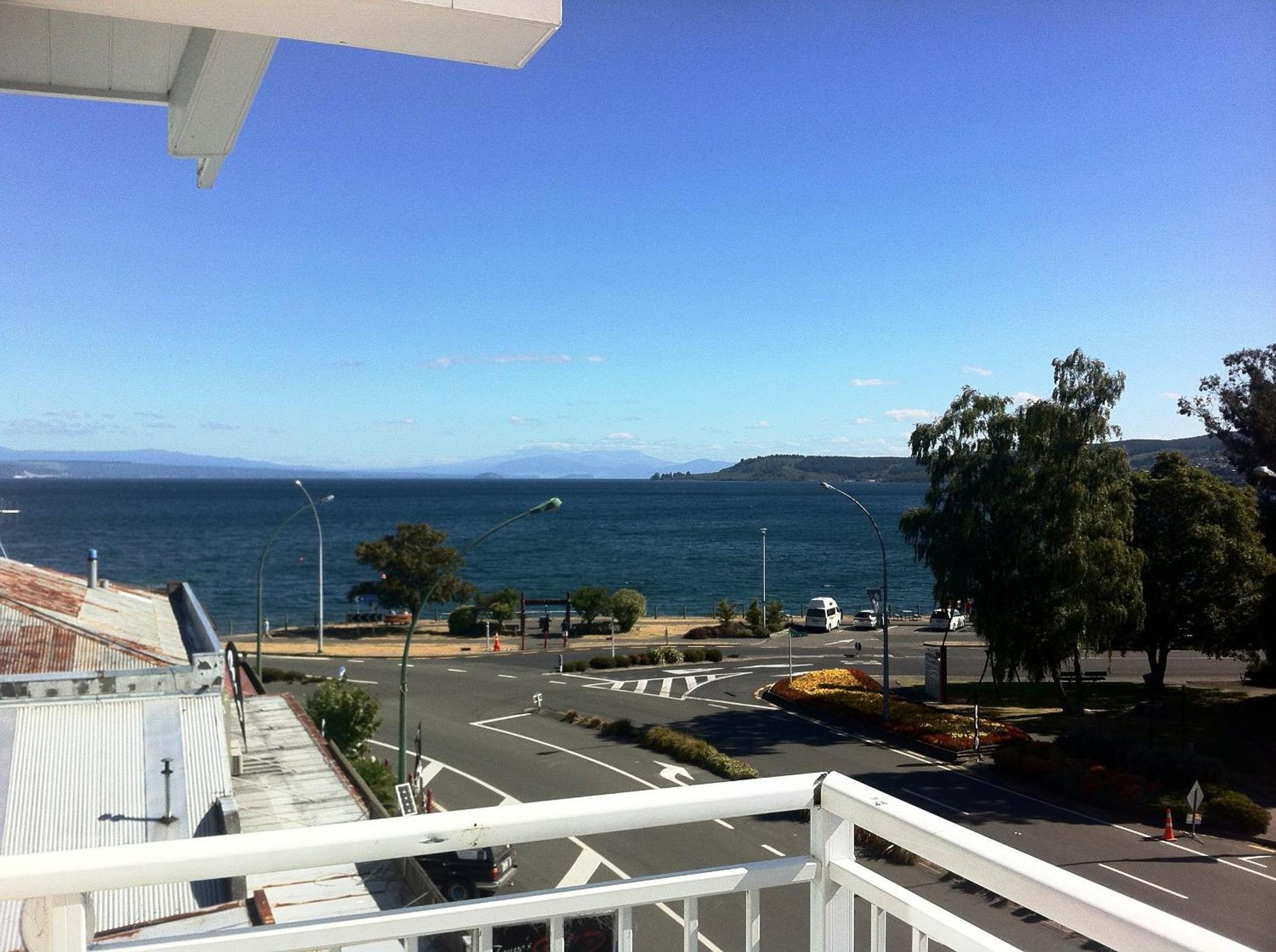 Based By The Lake Taupo Kültér fotó